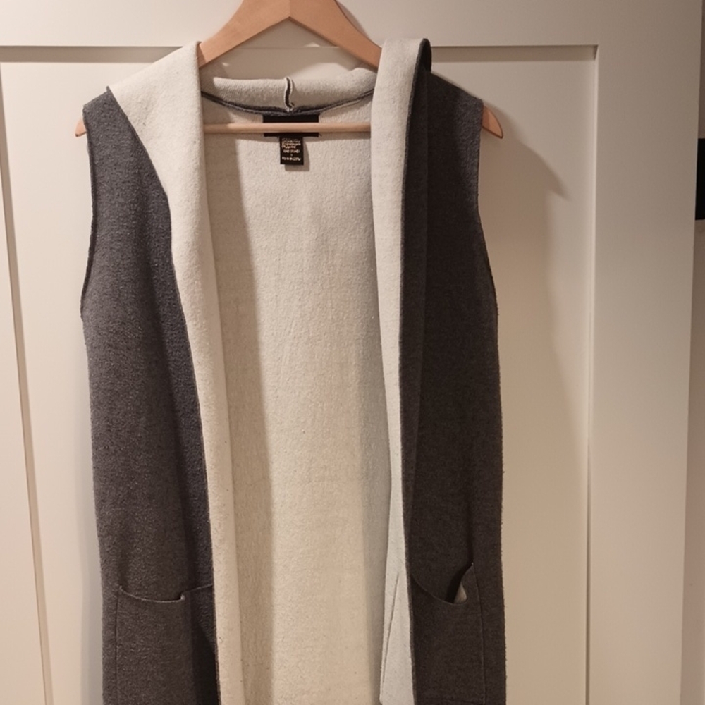 Gray and White Sleeveless Open Cardigan